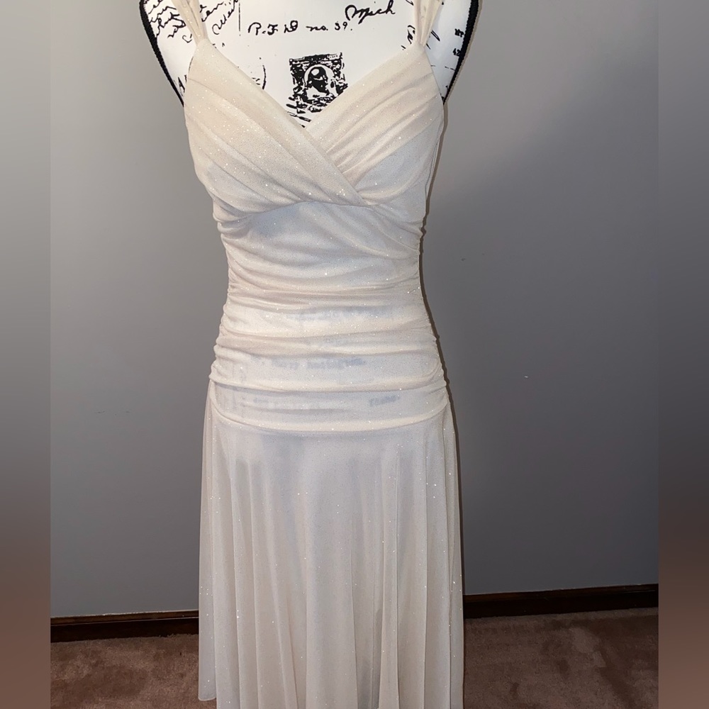 Beautiful off white with flecks of gold dress - Picture 6 of 6